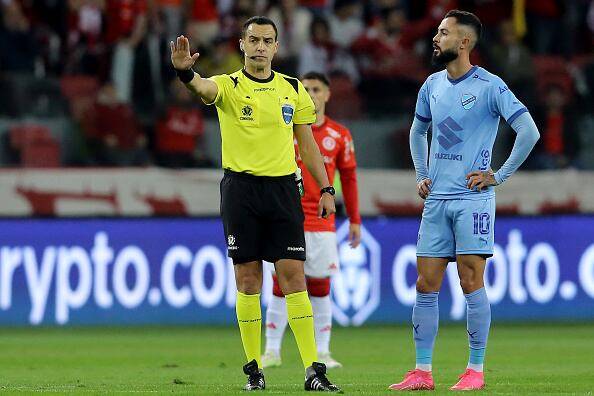 PORTO ALEGRE, BRAZIL - AUGUST 29: Referee Esteban Daniel Ostojich Vega gestures during a second leg quarter final match between Internacional and Bolivar as part of Copa CONMEBOL Libertadores 2023 at Beira-Rio Stadium on August 29, 2023 in Porto Alegre, Brazil. (Photo by Pedro H. Tesch/Getty Images)