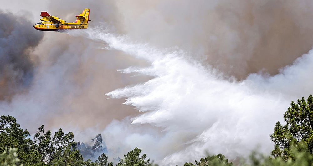 Hidroavión intenta apagar un incendio forestal.