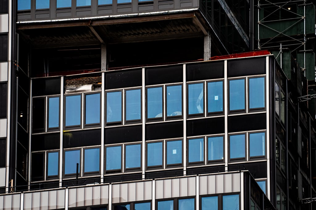 Una viga de soporte doblada se observa en el interior del número 235 de la calle 42 Este, el martes 7 de julio de 2026, en Nueva York. (Foto AP/Angelina Katsanis)