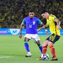 James Rodríguez disputando una pelota con Rodrygo, delantero de Brasil