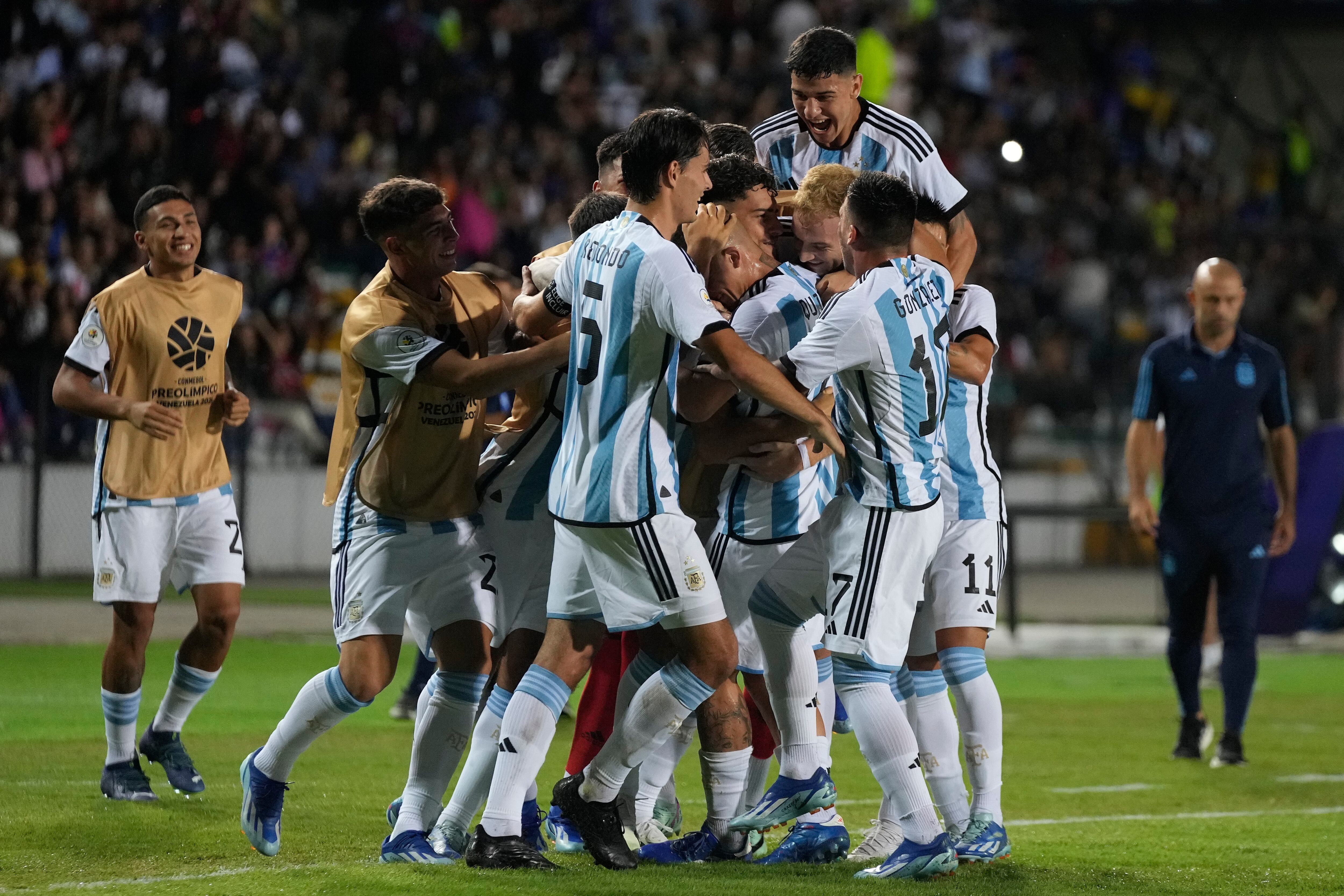 El argentino Aarón Quirós, centro, celebra con su compañero de equipo después de anotar el segundo gol de su equipo contra Uruguay durante el partido de fútbol del torneo preolímpico sudamericano sub-23 en el estadio Misael Delgado en Valencia, Venezuela, el viernes 2 de febrero de 2024. (Foto AP /Matías Delacroix)