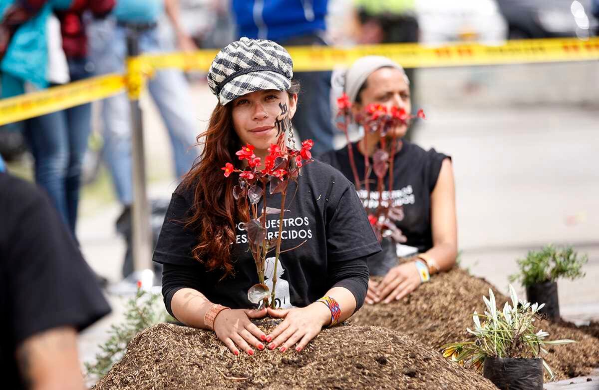 Víctimas de familiares de desaparecidos sembraron sus cuerpos en medio de las conmemoraciones del Día Internacional de las Víctimas de Desaparición Forzada. Foto: León Darío Peláez / SEMANA 