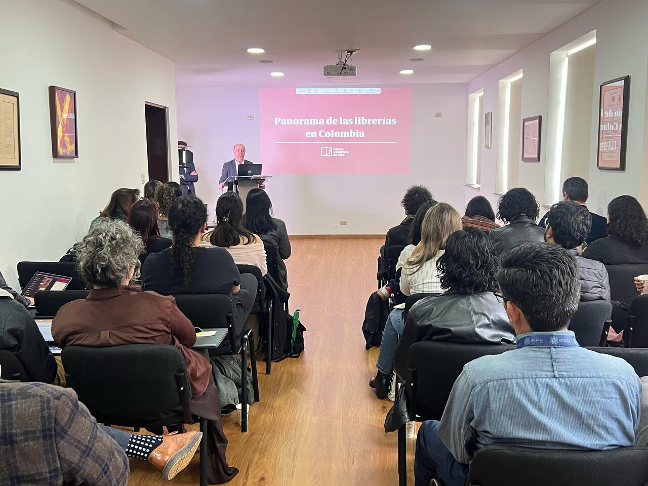 Abordando aspectos como infraestructura, servicios, modelo de negocio, desafíos y oportunidades. Se analizaron 205 librerías (444 puntos de venta), de las cuales se tomó una muestra detallada de 103 librerías (286 puntos de venta).