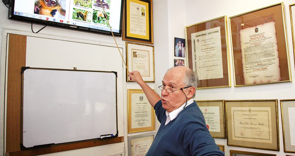  A los cuestionamientos sobre la eficacia de su vacuna se sumaron las críticas por la experimentación que realizó con monos aotus que viven en la Amazonía. 