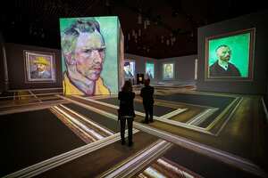 La gente asiste a una vista previa de la exposición inmersiva Imagine Van Gogh en Vancouver, Columbia Británica. La exposición de 25.000 pies cuadrados con proyecciones de más de 200 pinturas de Van Gogh se llevará a cabo del 19 de marzo al 11 de junio en la Convención de Vancouver. Centrar. Debido a COVID-19, la exposición tiene aforo limitado y entrada programada. Foto: Darryl Dyck / The Canadian Press vía AP.
