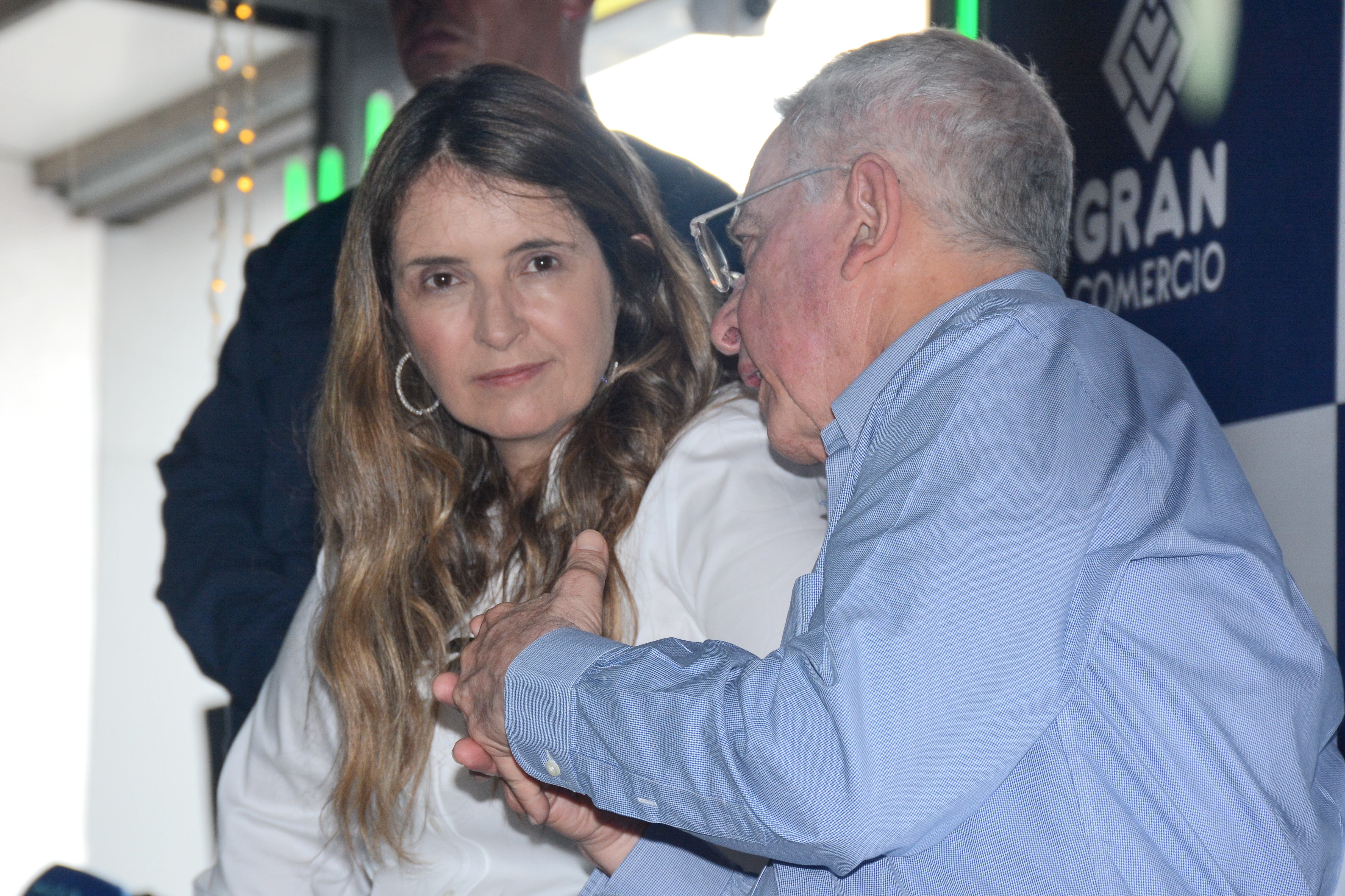 El líder del Centro Democrático, el expresidente Álvaro Uribe Vélez, llegó este martes a un centro comercial del centro de Cali, junto a la candidata presidencial de esa colectividad, Paloma Valencia. Foto: Jorge Orozco.
