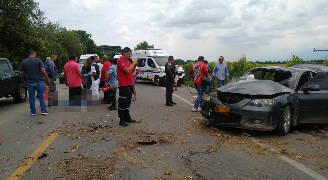 El vehículo quedó muy destruido a un costado de la carretera.