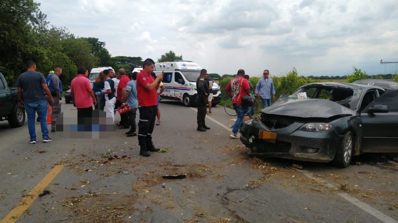 El vehículo quedó muy destruido a un costado de la carretera.