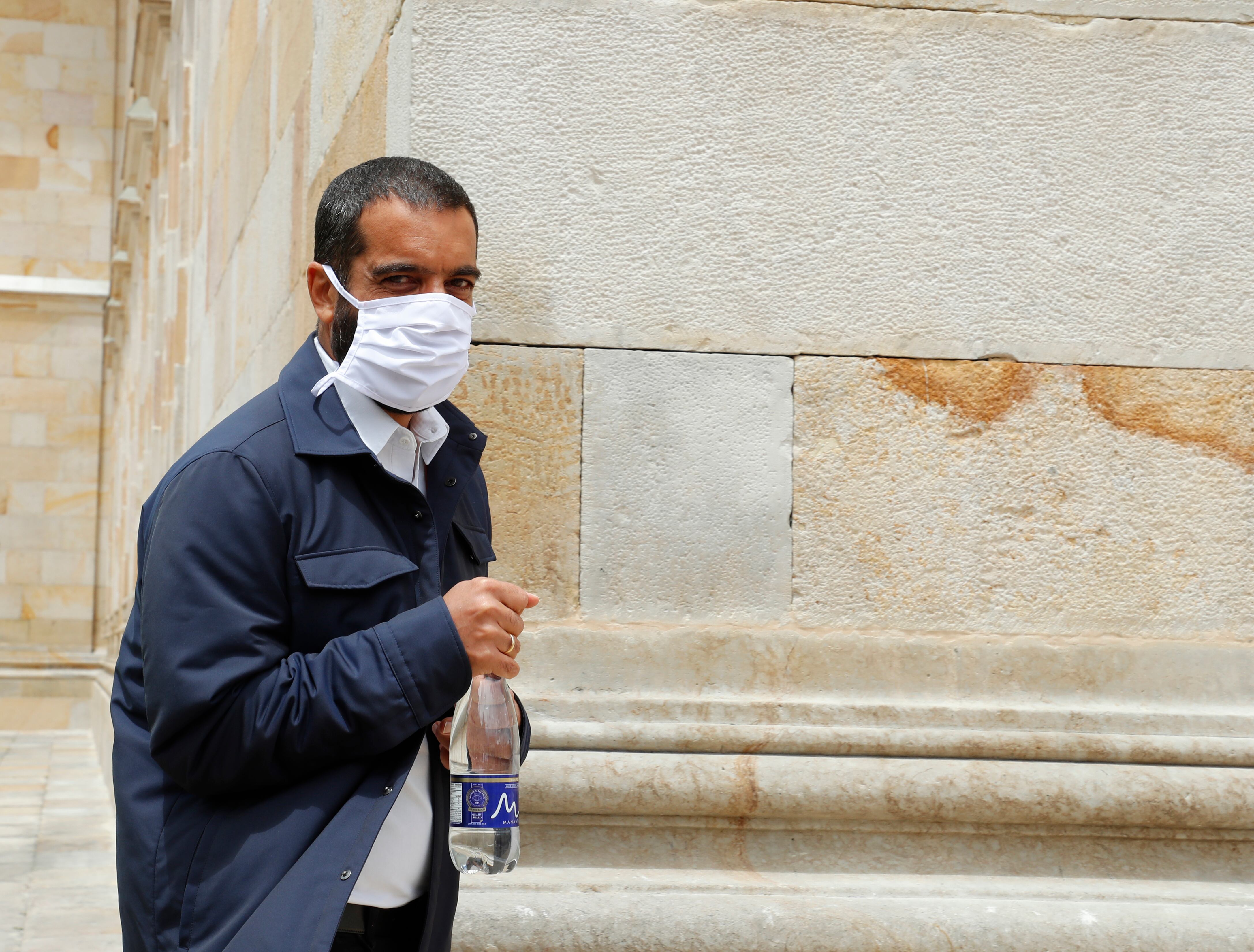 Senador por Cambio Radical Arturo Char Chaljub presidente del Senado
Senadores con tapabocas ingreasan al Senado para la eleccion de procurador y magistrados para votacion presencial en epoca se la pandemia del Covid 19
Bogota julio 27 del 2020