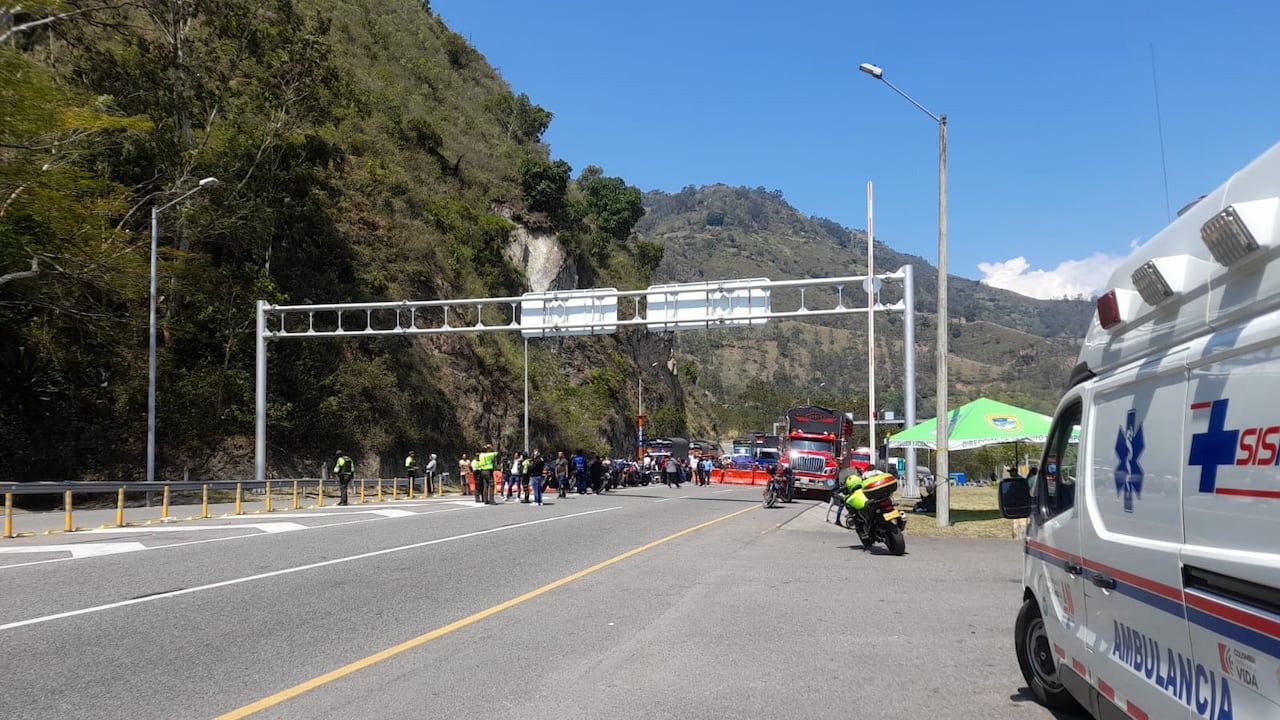 La vía al Llano se ha mantenido varias horas cerrada debido a protestas.