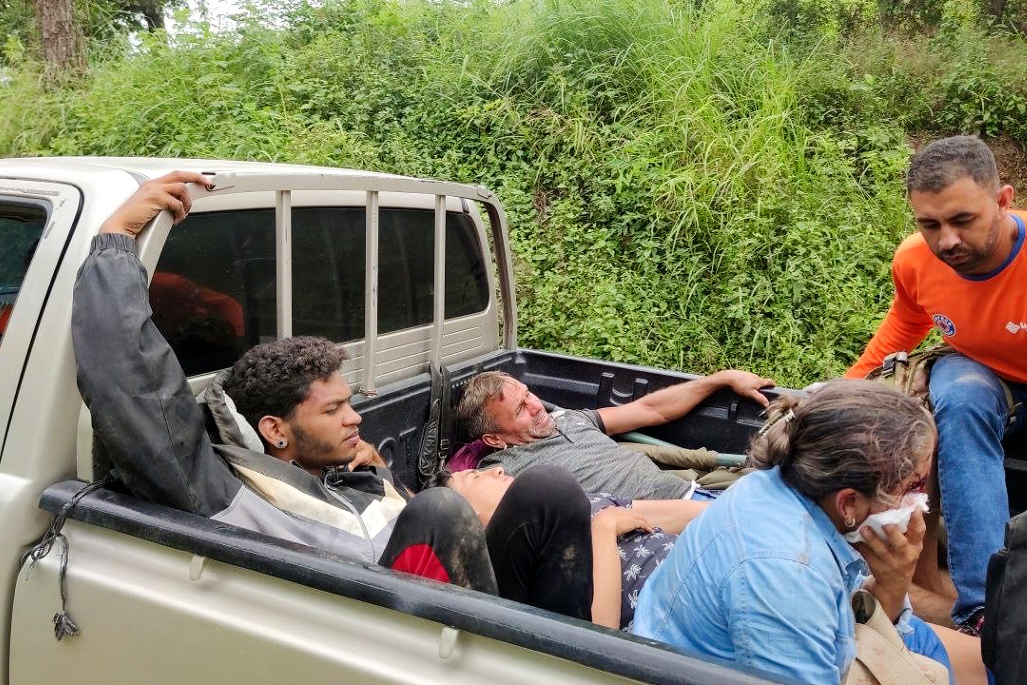 Migrantes heridos en accidente vial son trasladados a un centro médico del municipio de Trojes, departamento de El Paraíso, en la frontera con Nicaragua, el 8 de octubre de 2022. - Al menos cuatro migrantes fallecieron y otros 17 resultaron heridos el sábado en Honduras cuando el vehículo en el que viajaban volcó y cayó a un barranco en el oriente del país centroamericano, informó la Policía Nacional. (Foto de STRINGER / AFP)