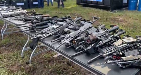 Entrega de armas y camuflados de integrantes de la Coordinadora Nacional Ejército Bolivariano, disidencia de las Farc comandada por alias Walter Mendoza.