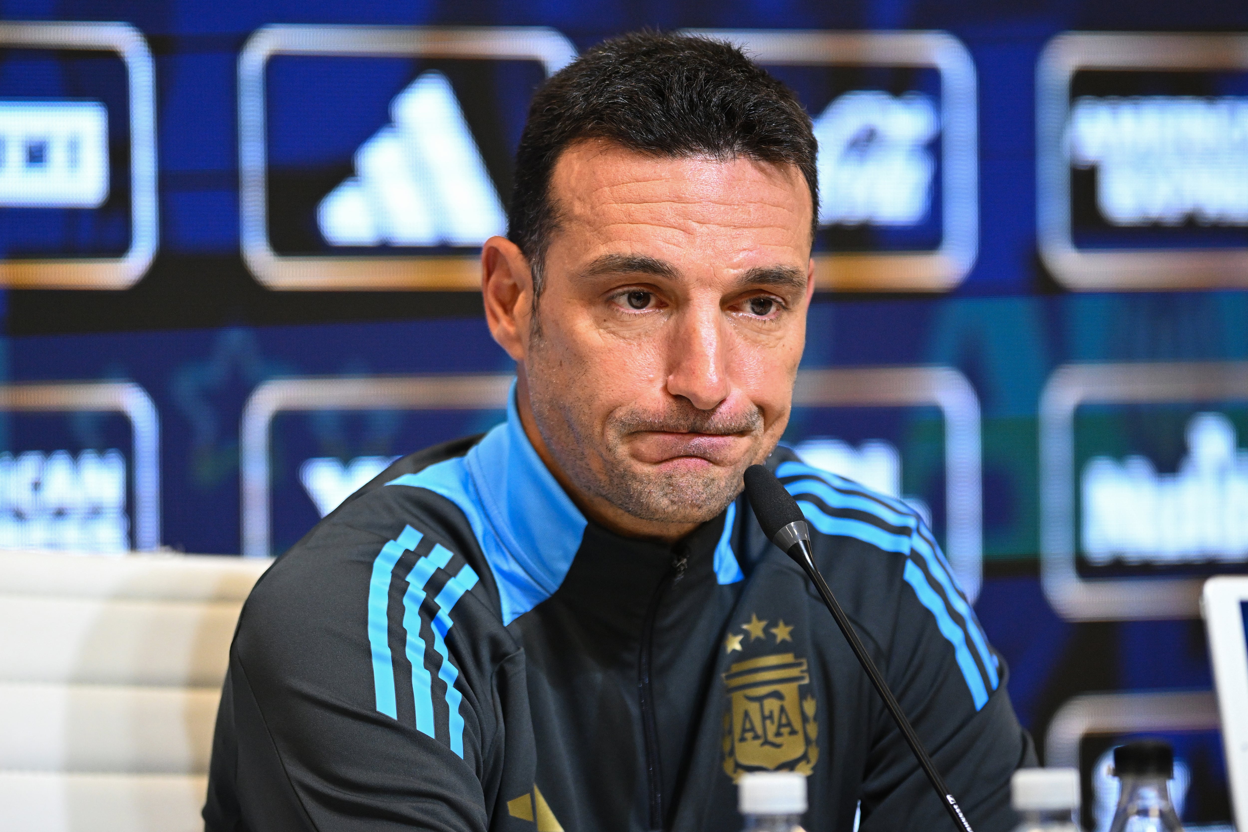 EZEIZA, ARGENTINA - SEPTEMBER 3: Lionel Scaloni Head Coach of Argentina gestures during a press conference at Predio Lionel Andres Messi on September 3, 2025 in Ezeiza, Argentina. Argentina will face Venezuela on September 4th as part of the 2026 FIFA World Cup South American qualifiers. (Photo by Rodrigo Valle/Getty Images)