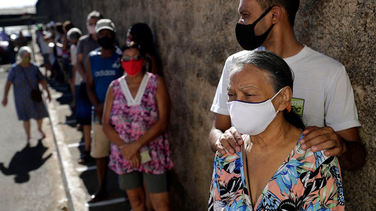 Las personas mayores esperan en la fila para recibir la vacuna Sinovac para COVID-19 en un centro de salud en Brasilia, Brasil. Foto: AP / Eraldo Peres.
