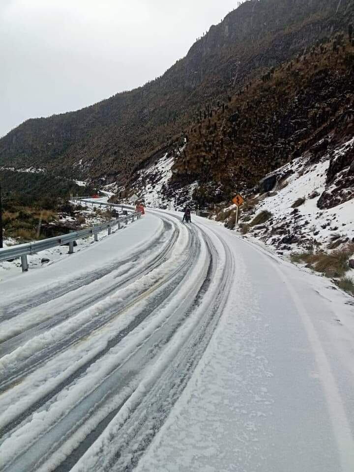 En las distintas imágenes se puede percibir cómo la carretera y sus alrededores se tiñen de blanco.