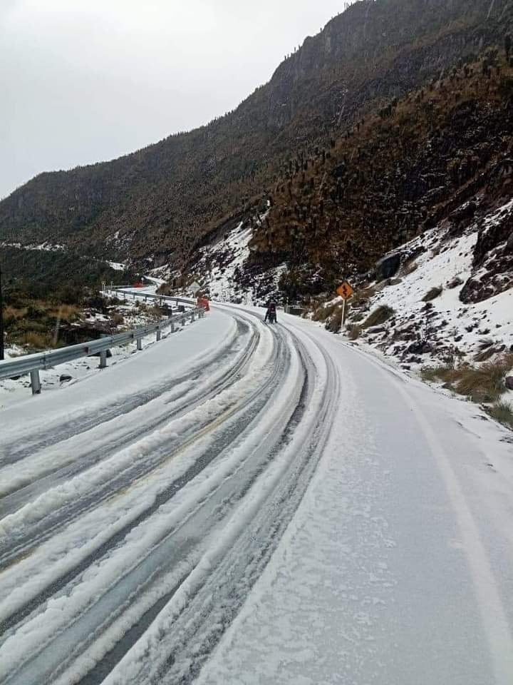 En las distintas imágenes se puede percibir cómo la carretera y sus alrededores se tiñen de blanco.