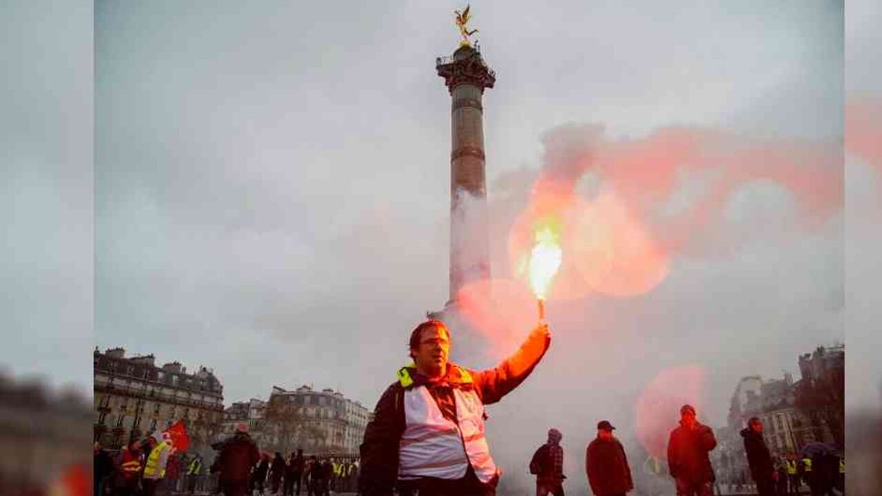 Por ahora, la ciudadanía sigue amontonándose en las calles de París sin que se vislumbre una solución.