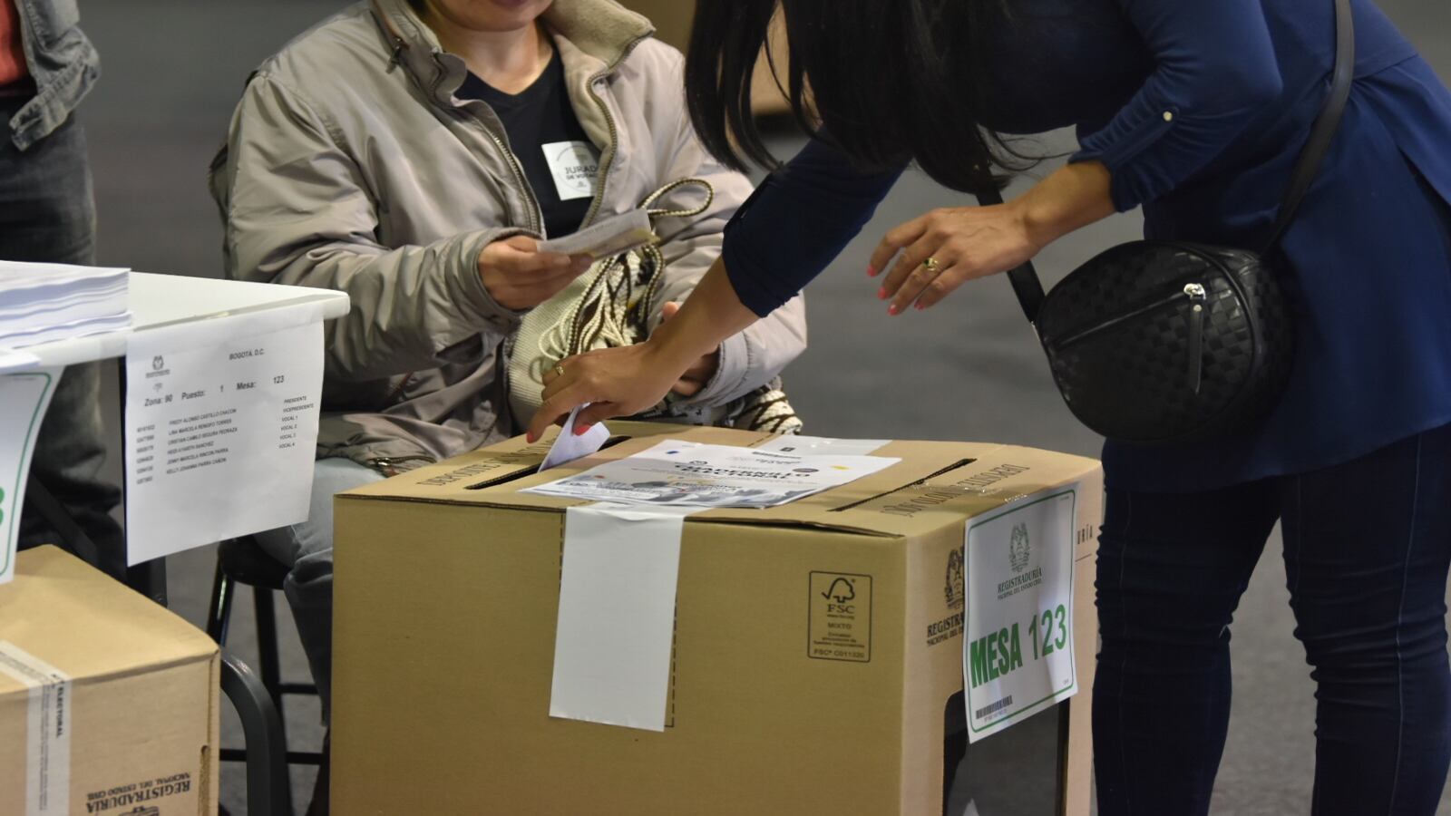 Votaciones en corferias, voto, mesas de votación, gente