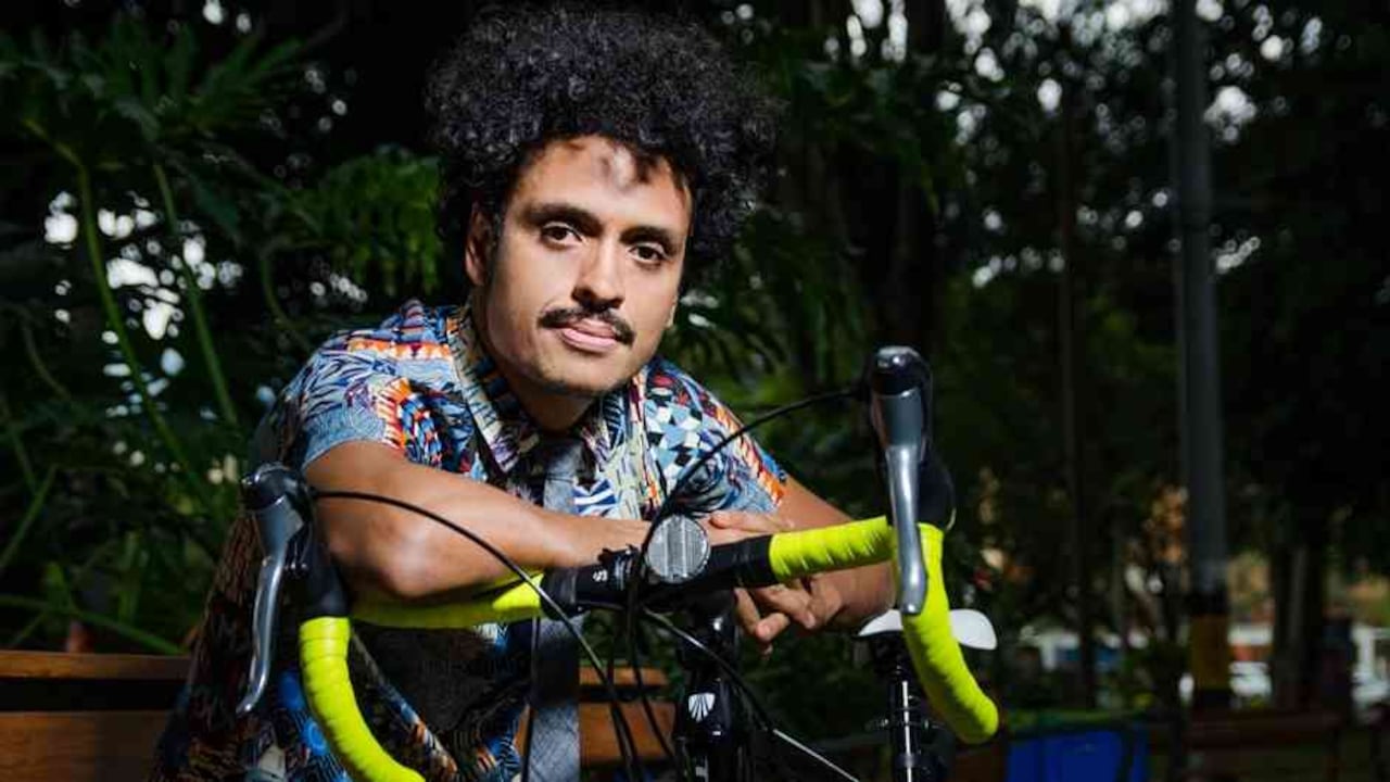 Juancho Valencia suele montar bicicleta y hacer largos recorridos movido por una fuerza involuntaria. Foto: Julieth Arias.