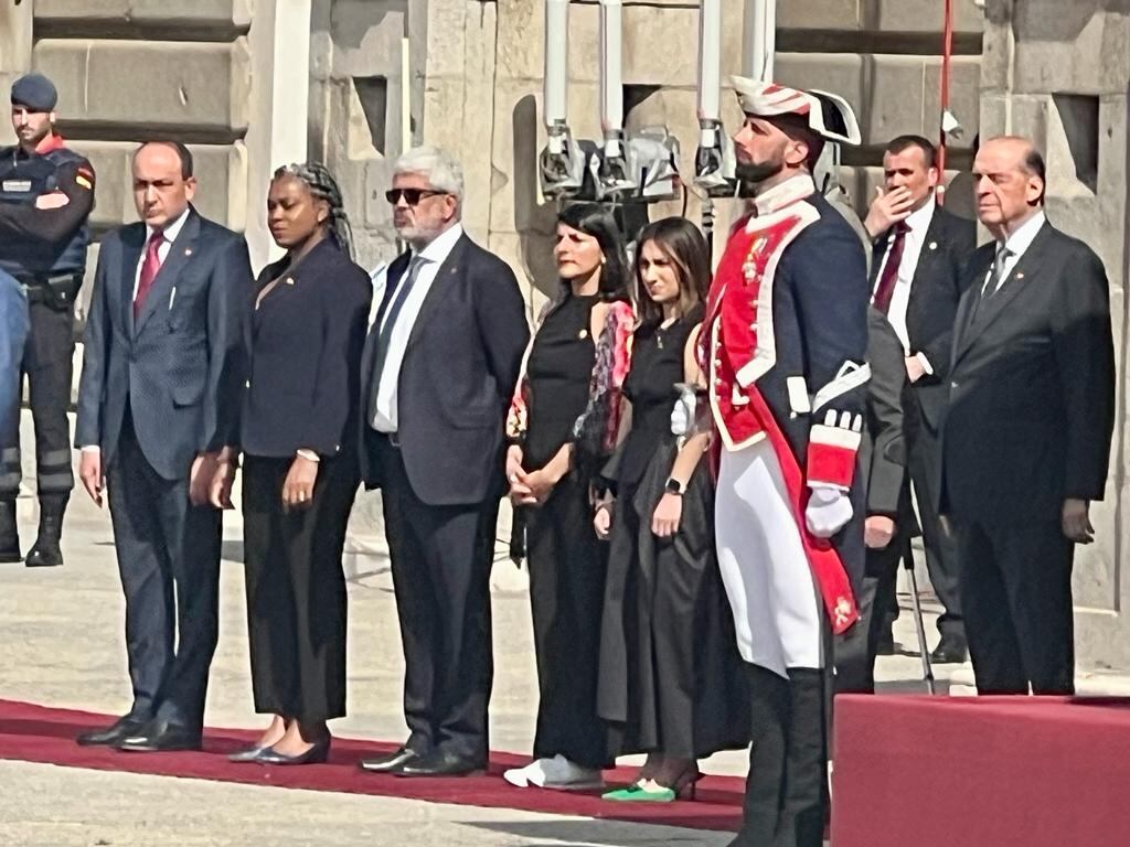 La ministra Irene Vélez llamó la atención por llegar en tenis a la gala con los reyes de España.