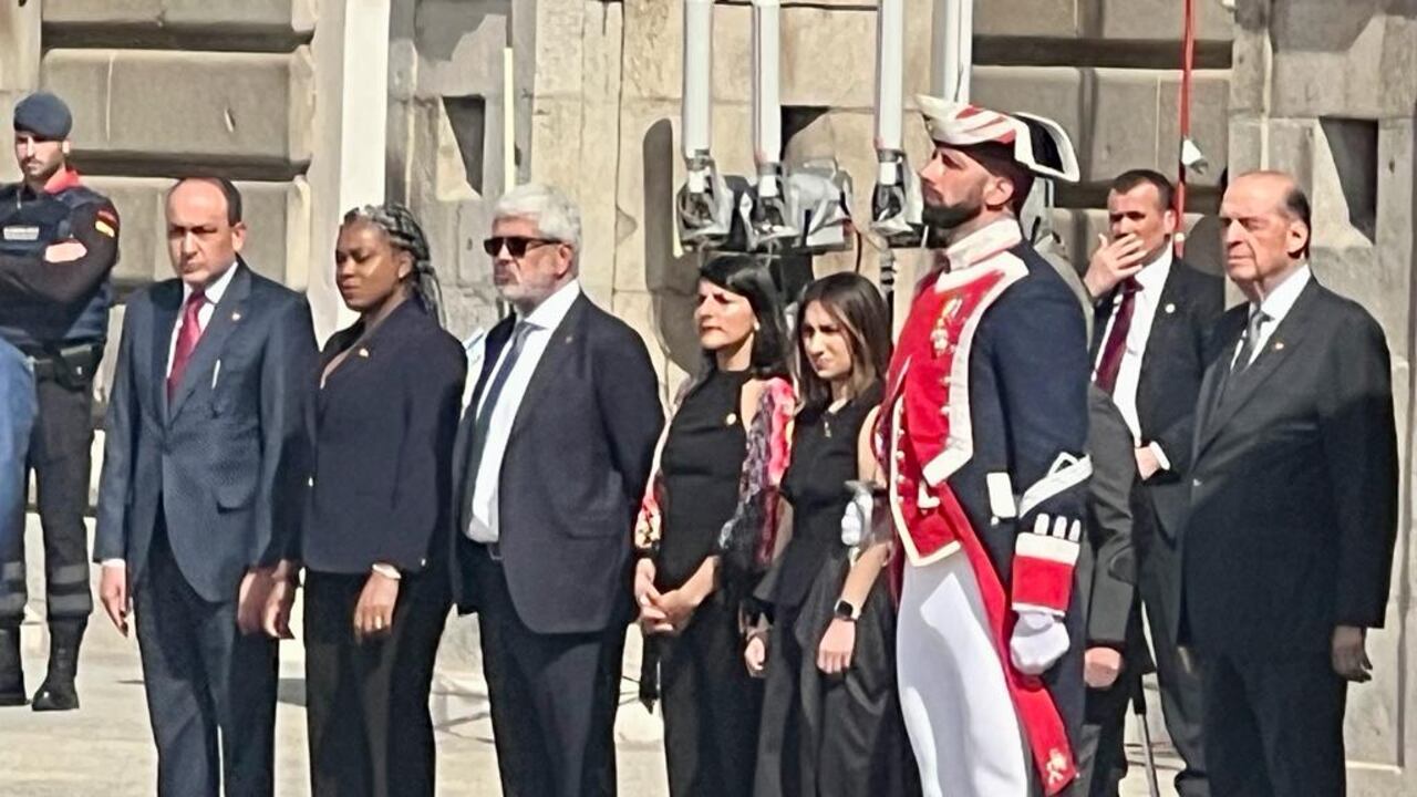 La ministra Irene Vélez llamó la atención por llegar en tenis a la gala con los reyes de España.