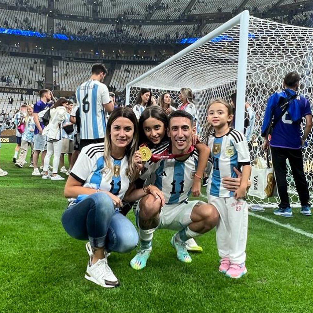 Di María junto a su familia luego de levantar la Copa del Mundo