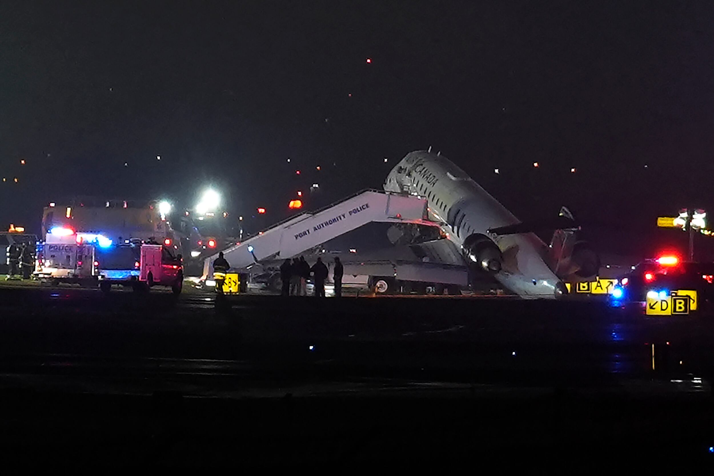 Un avión de Air Canadá se ve en la pista en el Aeropuerto LaGuardia, tras chocar con un vehículo de la Autoridad Portuaria en Nueva York.