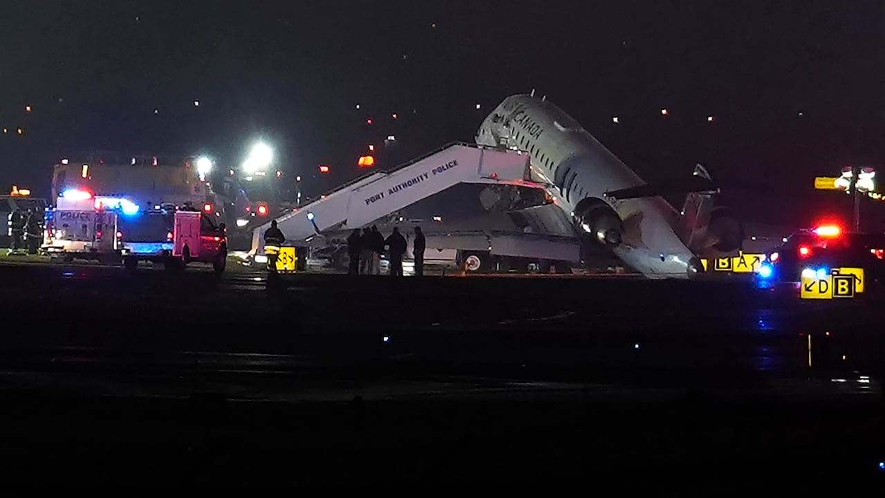 Un avión de Air Canadá se ve en la pista en el Aeropuerto LaGuardia, tras chocar con un vehículo de la Autoridad Portuaria en Nueva York.