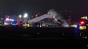Un avión de Air Canadá se ve en la pista en el Aeropuerto LaGuardia, tras chocar con un vehículo de la Autoridad Portuaria en Nueva York.