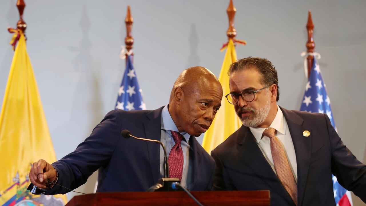 El alcalde de Nueva York, Eric Adams, a la izquierda, habla con el canciller de Ecuador, Gustavo Manrique, en una conferencia de prensa conjunta tras una reunión sobre migración en Quito, Ecuador, el viernes 6 de octubre de 2023. (AP Foto/Dolores Ochoa)