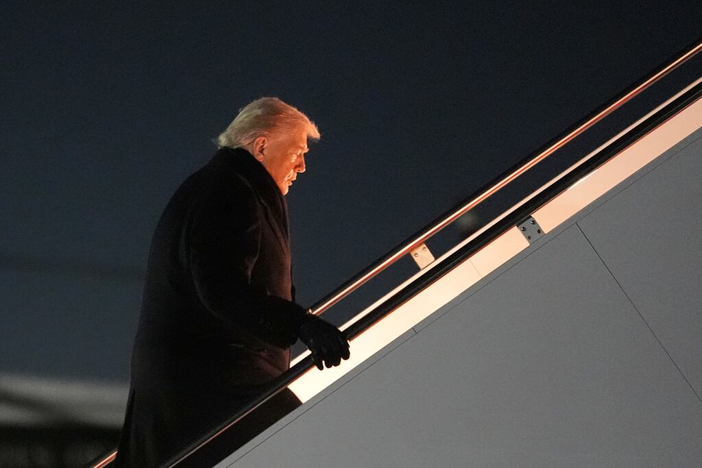 El presidente Donald Trump aborda el Air Force One para asistir a la Conferencia Económica Mundial en Davos, el martes 20 de enero de 2026, en la Base Conjunta Andrews, Maryland. (Foto AP/Evan Vucci)
