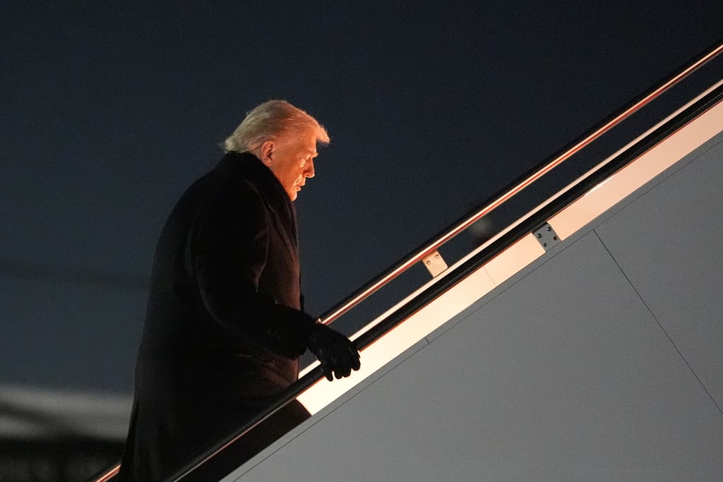 El presidente Donald Trump aborda el Air Force One para asistir a la Conferencia Económica Mundial en Davos, el martes 20 de enero de 2026, en la Base Conjunta Andrews, Maryland. (Foto AP/Evan Vucci)
