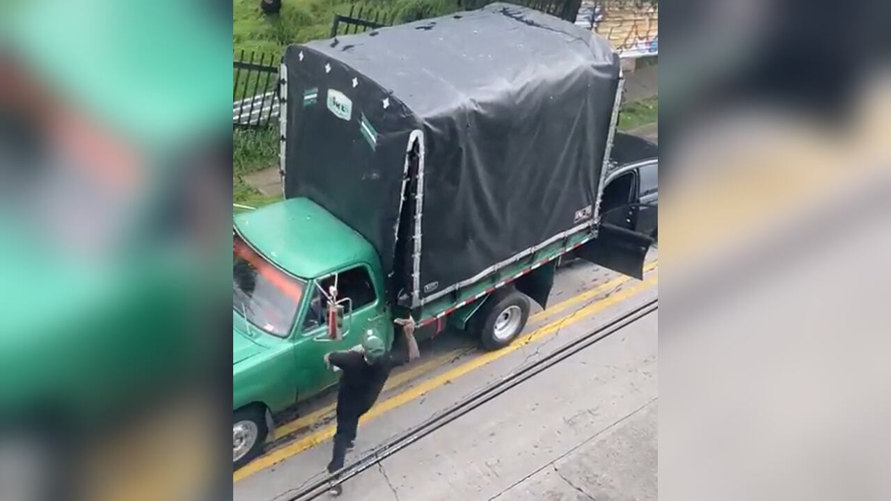 El dueño del lujoso carro intentó agredir en varias oportunidades al conductor del camión.