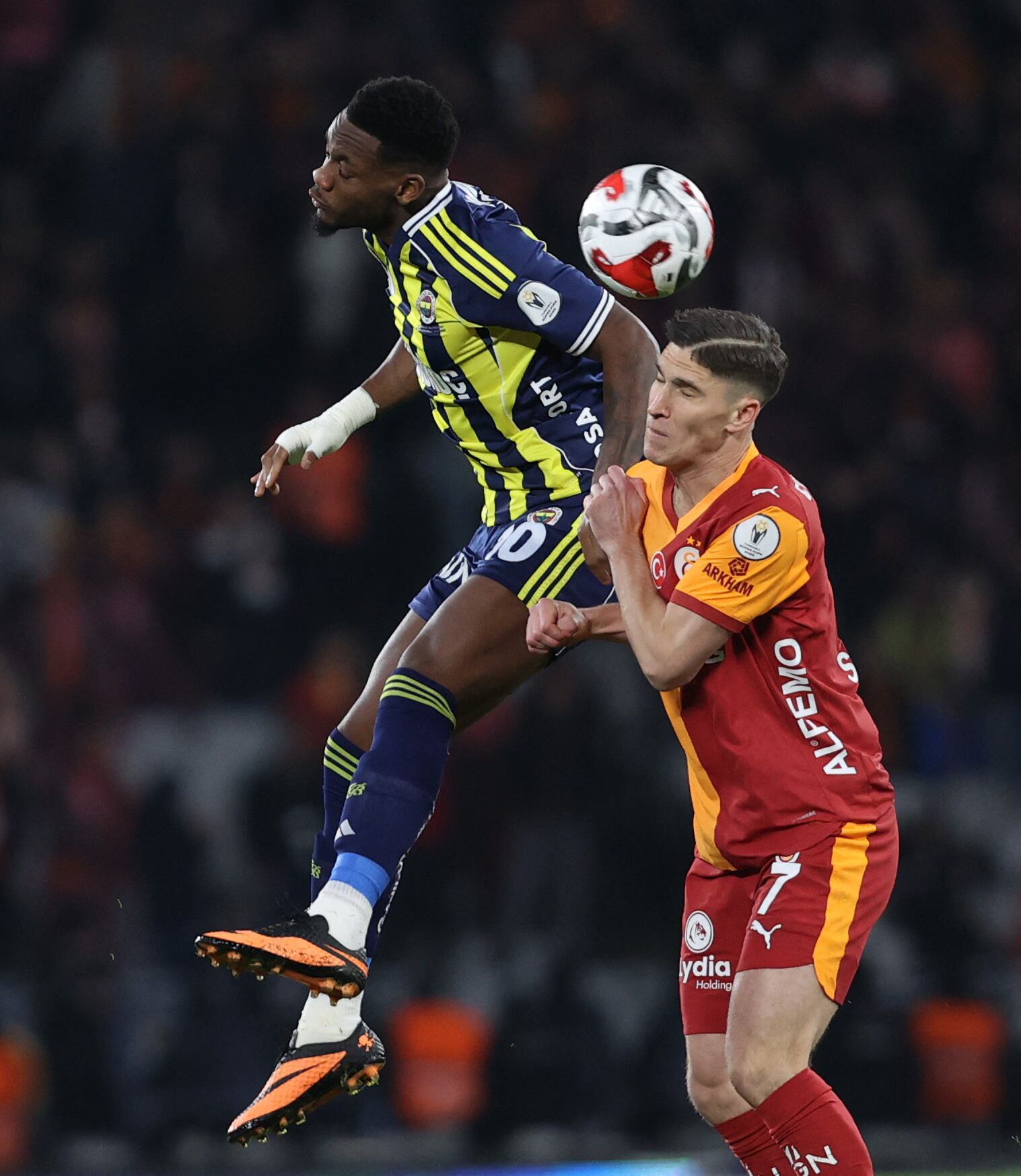 ISTANBUL, TURKIYE - JANUARY 10: A Fenerbahce player (L) and Galatasaray player Roland Sallai (R) are in action during the Turkcell Super Cup final at Ataturk Olympic Stadium in Istanbul, Turkiye, on January 10, 2026. Ali Atmaca / Anadolu (Photo by ALI ATMACA / Anadolu via AFP)