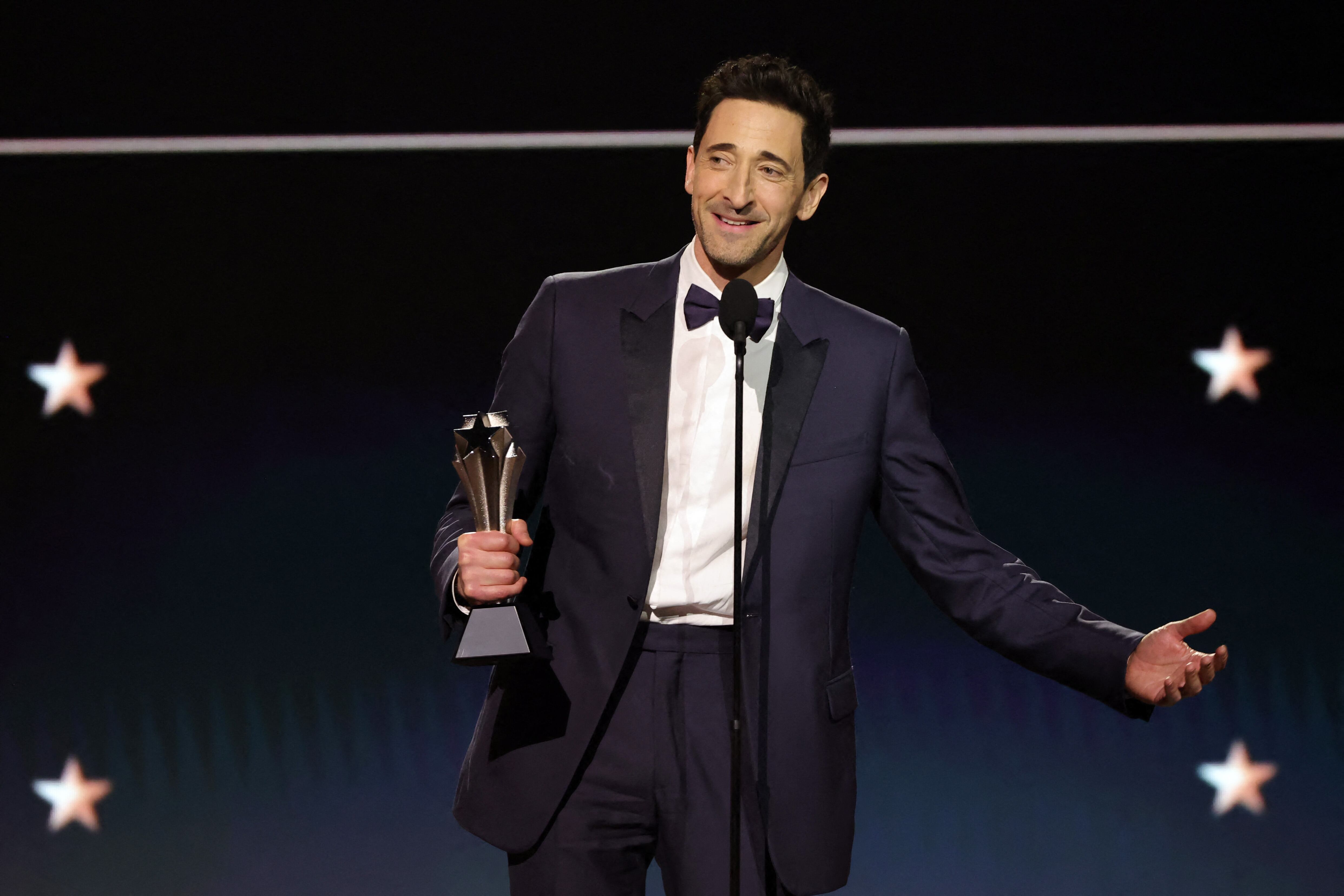 Adrien Brody recibe el premio al Mejor Actor por "The Brutalist" en el escenario durante la 30ª entrega anual de los Premios Critics Choice en Barker Hangar el 07 de febrero de 2025 en Santa Monica, California