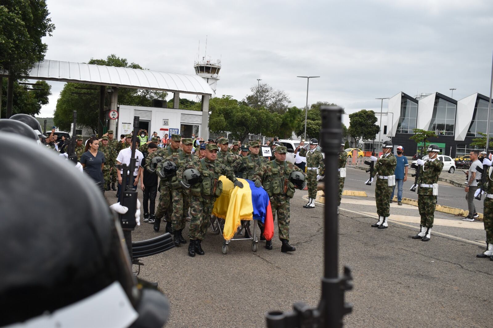 Los militares le hicieron calle de honor.