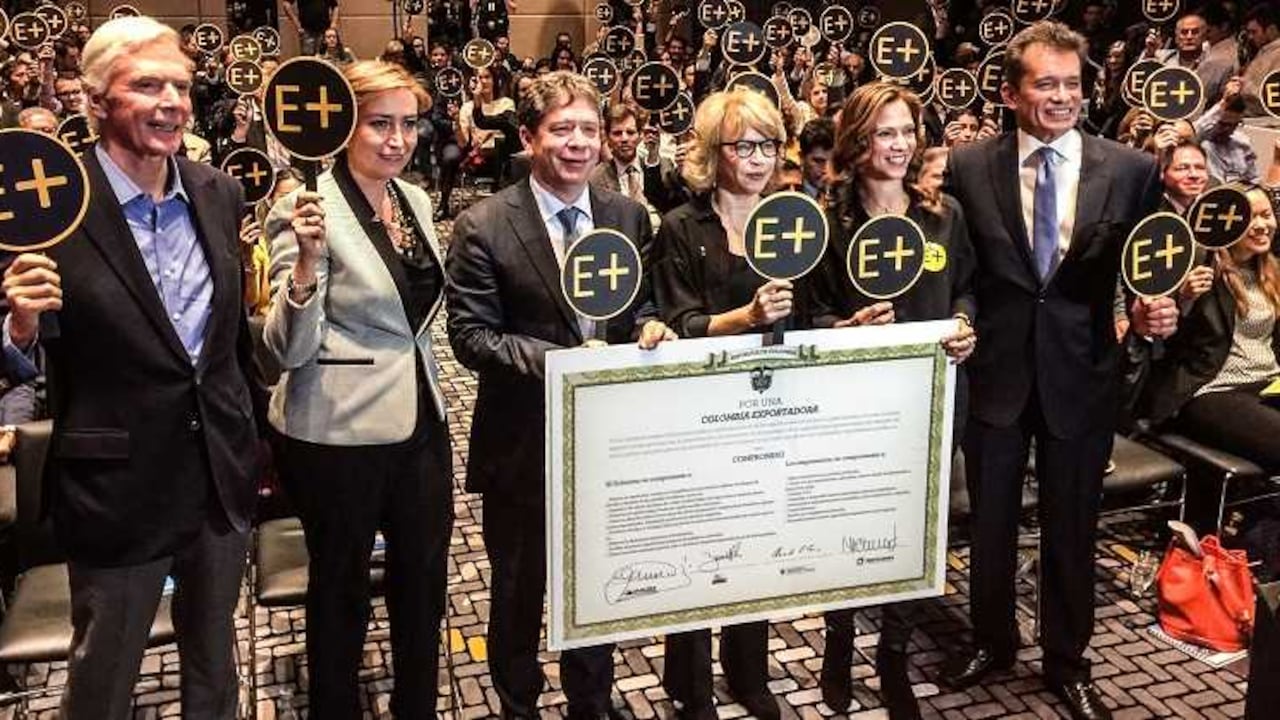 La Ministra de Comercio, Industria y Turismo, Cecilia Alvarez Correa; la presidenta de ProColombia, María Claudia Lacouture; el presidente de la Andi, Bruce McMaster y el presidente de Analdex, Javier Díaz Molina, suscribieron el compromiso “Colombia Exporta más”.