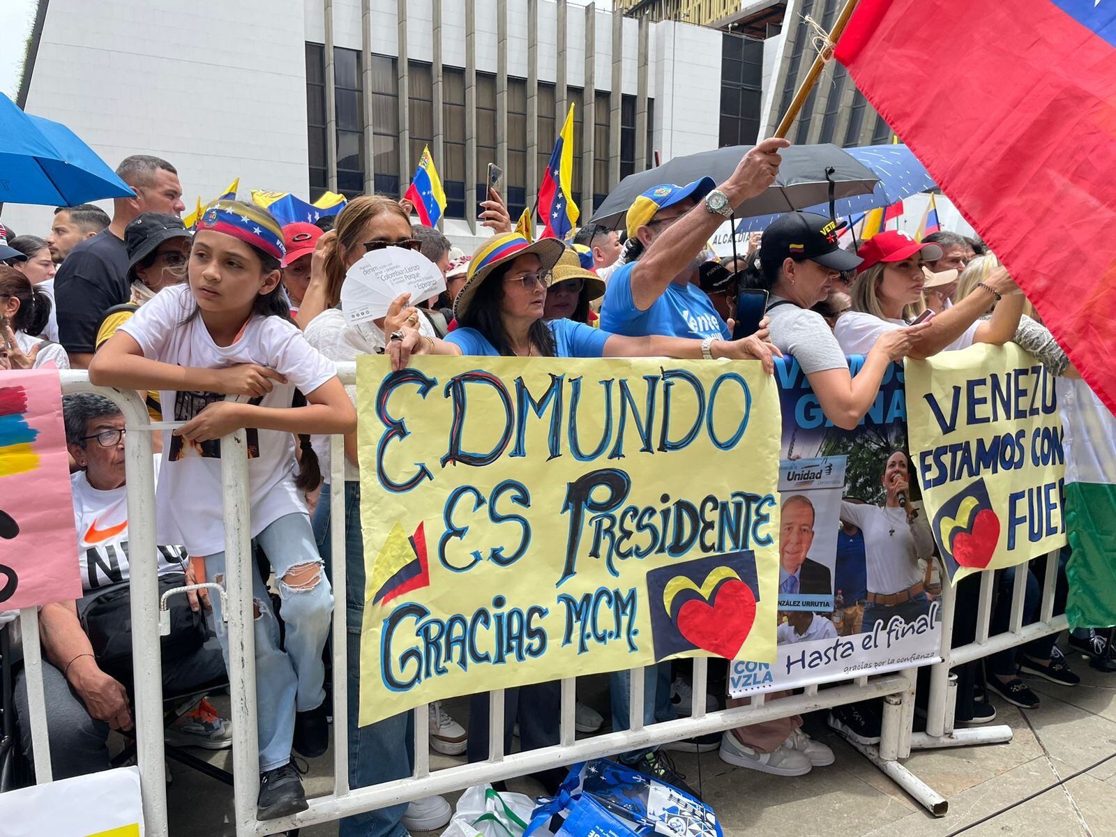 Plantón en Medellín por Venezuela.