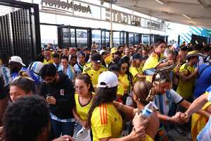 Los fanáticos de Colombia y Argentina intentan pasar la puerta en medio de disturbios antes del partido final de la CONMEBOL Copa América 2024 entre Argentina y Colombia en el Hard Rock Stadium. (Foto Maddie Meyer / GETTY IMAGES NORTH AMERICA / Getty Images via AFP)