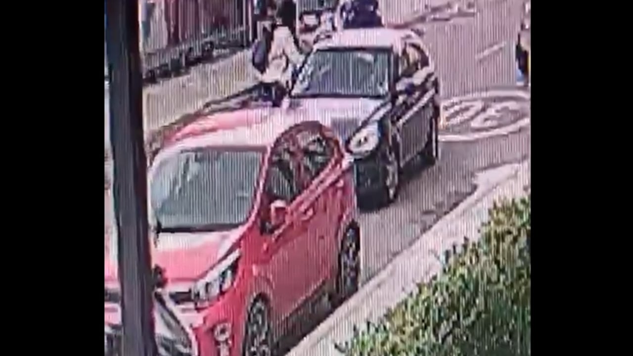 En la grabación se observa como la mujer le indica al conductor del vehículo con su mano, que es la persona que requiere el servicio, pero este se niega a llevarla. Foto: @GinaEugeniaMor1