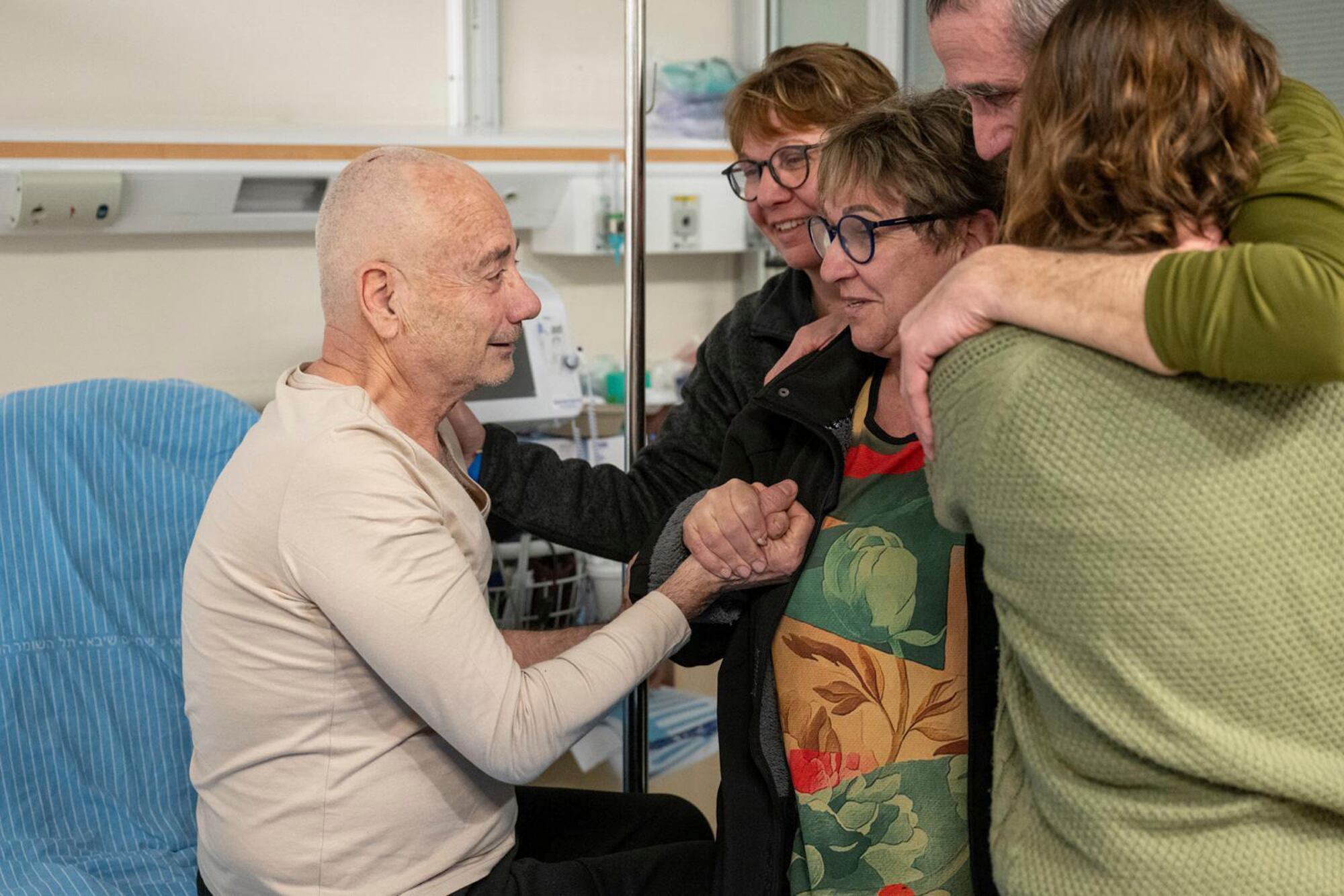 Unas 250 personas fueron secuestradas en Israel el 7 de octubre y llevadas a Gaza. Una tregua de una semana a finales de noviembre permitió la liberación de un centenar de ellas a cambio de unos 240 palestinos detenidos en Israel.