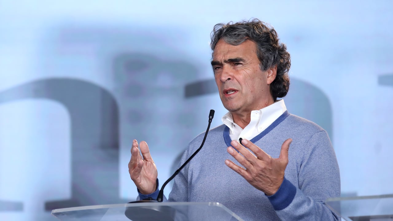 El político antioqueño retuiteó la opinión del presidente Gustavo Petro en la que dijo que "revivió Pinochet". Foto: Semana.