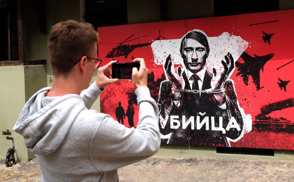 Un mural con la imagen del presidente ruso Vladimir Putin esposado con bigote y corte de pelo que evoca a Adolf Hitler, sobre la palabra "Killer" en ruso y "Nuremberg for Putin" en polaco, refiriéndose al sitio de los juicios por crímenes de guerra nazis posteriores a la Segunda Guerra Mundial, se ven el 6 de agosto de 2022 en Wroclaw, Polonia (Foto de Adam Berry/Getty Images)