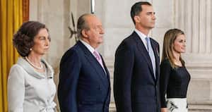 La abdicación de Juan Carlos, en 2014. La reina Sofía prefiere a su hijo Felipe de rey porque tiene más influencia sobre él que sobre su esposo.