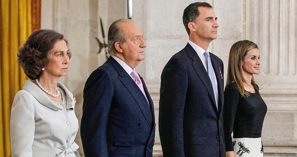 La abdicación de Juan Carlos, en 2014. La reina Sofía prefiere a su hijo Felipe de rey porque tiene más influencia sobre él que sobre su esposo.