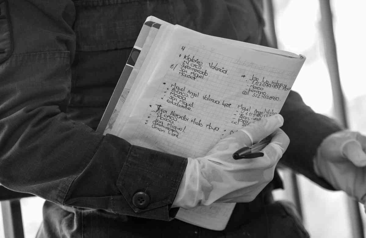 Este policía trata de ordenar los datos de las víctimas. Foto: Carlos Julio Martínez / SEMANA