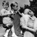 ARCHIVO - En esta foto de archivo de agosto de 1951, la reina Isabel II de Gran Bretaña, entonces la princesa Isabel, junto a su esposo, el príncipe Felipe, duque de Edimburgo, y sus hijos, el príncipe Carlos y la princesa Ana, en Clarence House, la residencia de la pareja real en Londres. El príncipe Felipe nació en la familia real griega, pero pasó casi toda su vida como un pilar de la británica. Su camino se forjó cuando se casó con la heredera del trono británico, y una prometedora carrera naval se vio truncada cuando su esposa se convirtió repentinamente en la reina Isabel II. Sin embargo, se propuso forjarse un lugar como consorte real. Fue patrocinador de organizaciones benéficas y partidario de proyectos para jóvenes. Estuvo casado durante más de 73 años y todavía estaba llevando a cabo compromisos reales hasta finales de los 90. (Foto AP / Eddie Worth, Archivo)