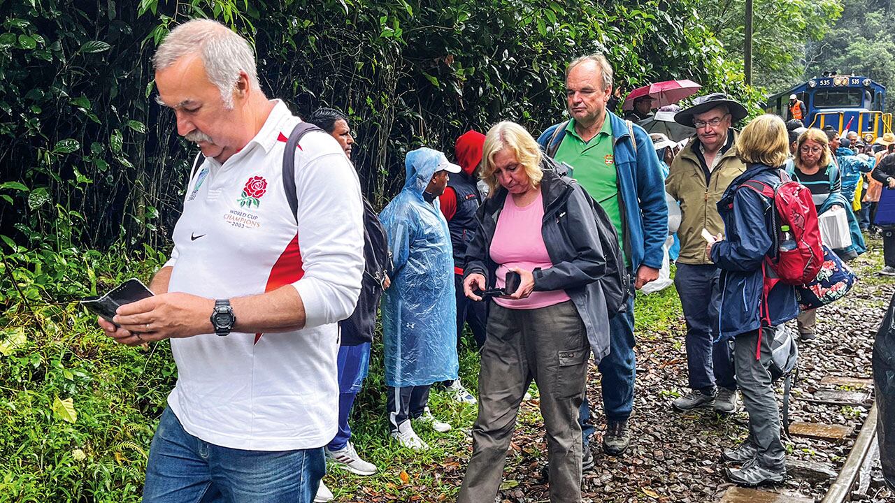Turistas quedan atrapados por las protestas en la línea ferroviaria desde Cusco