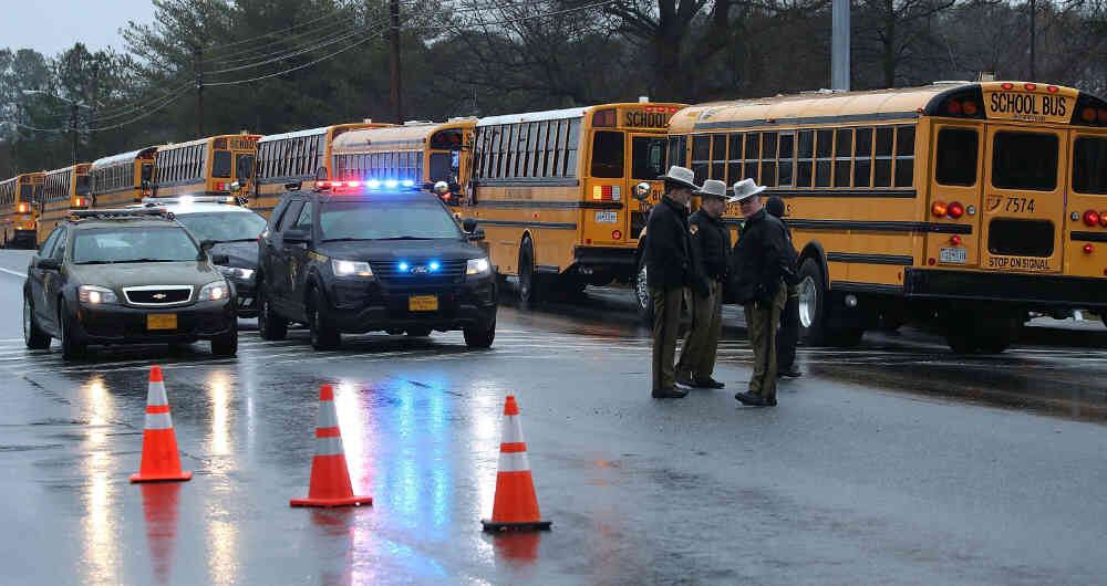 La amenaza alegaba que se produciría un tiroteo durante el tercer período de almuerzo en la escuela.