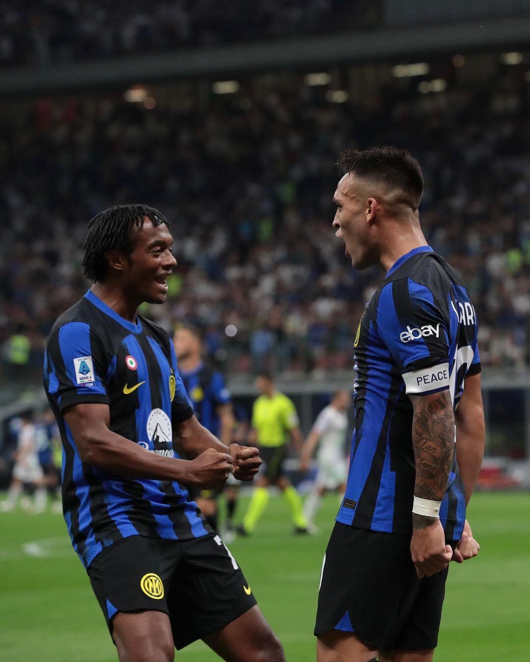 Juan Guillermo Cuadrado celebrando con Lautaro Martínez.